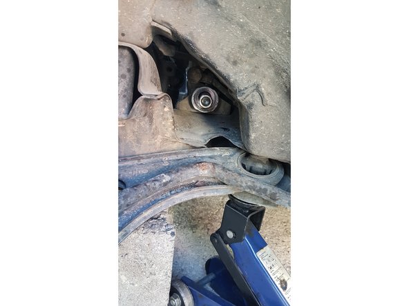 Placez l'outil sur la biellette puis desserrez la biellette.