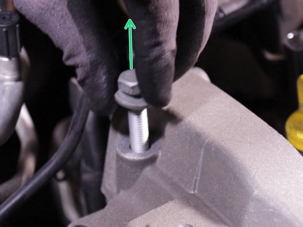 Retirer les 3 vis du support moteur avec la douille de 16