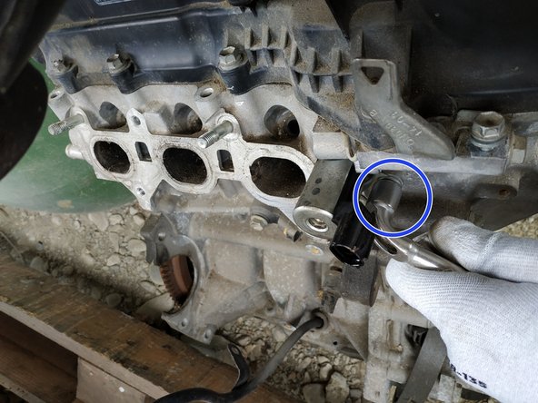 visser la vis de maintien du déphaseur, clé de 10mm