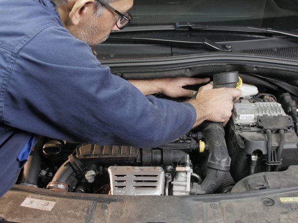 Déboîter la durite de la boite à air en tirent dessus