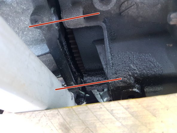 Dévissé l'écrou qui se trouve sous le démarreur, qui sert de guide sur la partie arrière de la boite.