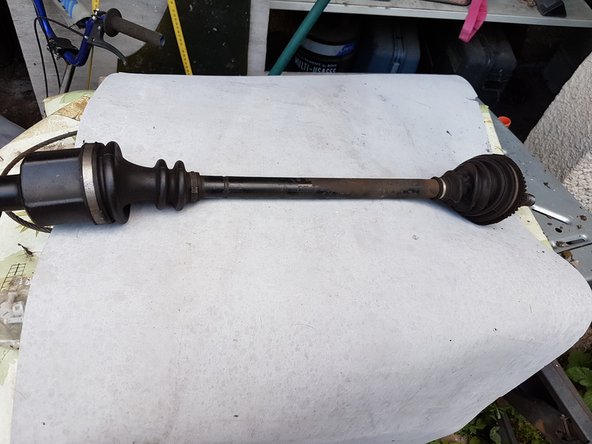 Certains peuvent avoir une vis ou un circlips à enlever coté moteur.