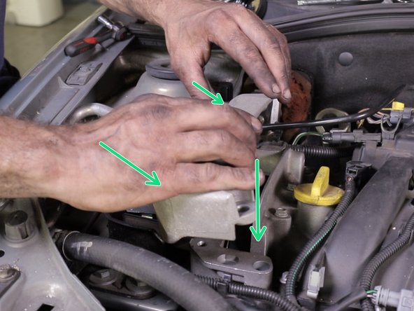 Reposer le support moteur en ajustant la hauteur avec le cric  et serrer le tout puis retirer le cric