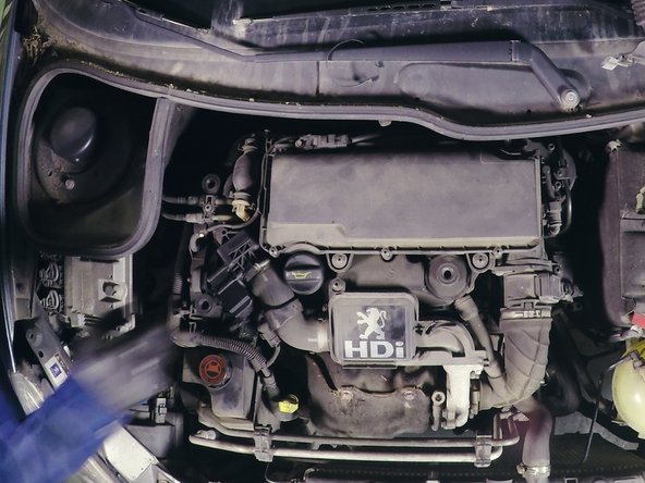 Retirer le bouchon d'huile moteur et poser un entonnoir