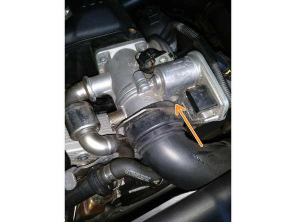 La vis en bas à droite est la plus difficile à défaire puisqu'elle n'est pas visible et en plus assez inaccessible