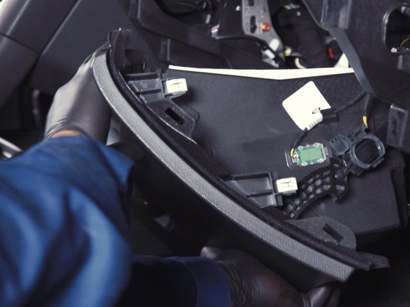 Tirer sur la boite à gant pour la sortir