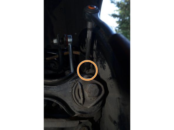 A l'aide d'une clé BTR de 5mm retirez la vis.