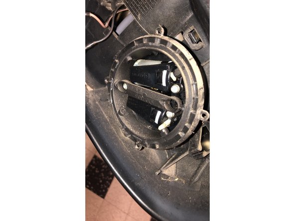 Reperer la platine sur le retroviseur ainsi que les encoches sur le verre