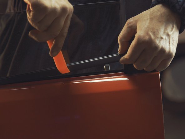 
Place the rod, finishing with the rearview mirror side.
