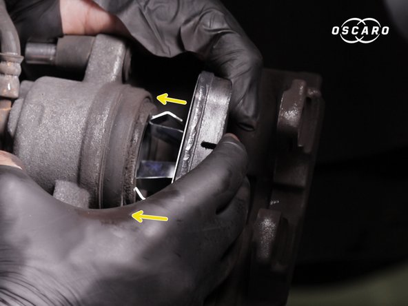 Replacer en premier la plaquette avec les clips au dos dans le piston