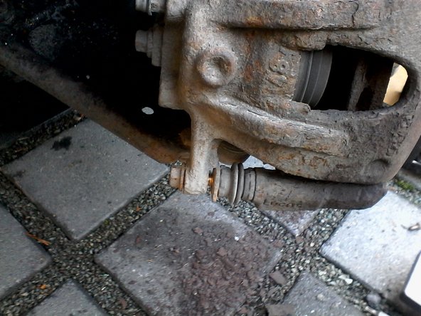 Rabaisser l'étrier et revisser lègerement la vis