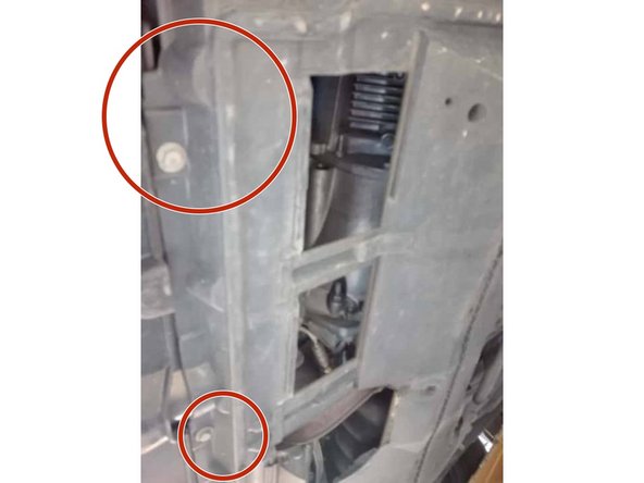 Déposer le carénage cinq boulons de 10 (rouge), deux clips ainsi que deux vis quart de tour (bleu).