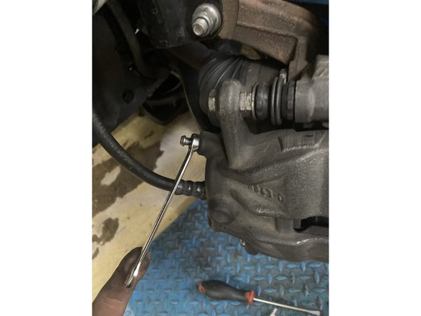 pour procéder à la purge faut être a 2 un qui va pomper le frein et l’autre qui va désere le tétons pour que le liquide sorte puis refermé à l’aide une clés platte 8(quand vous désere la vise de purge sur l’étrier demande a la 2ème personne de maintenir la Pedal de frein appuyé puis de re pomper que quand vous avez fini de re vise la vise)