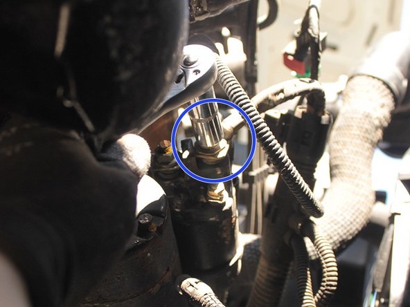 Avec la clé cliquet à douille de 12mm, dévisser l’écrou des 2 câbles supérieurs sur le solénoïde du démarreur.