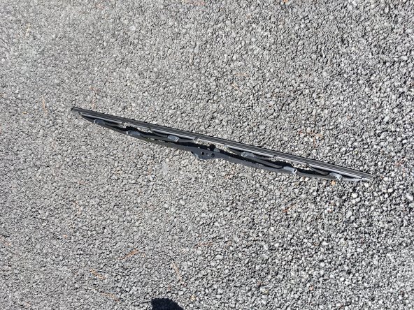 
Compare old and les  nouveaux balais d'essuies glaces (size and tip)
