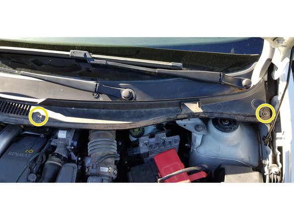 Avec un embout Torx T20, retirez les 3 vis.