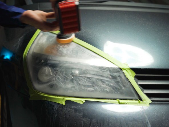 Étaler la pâte sans faire tourner le disque sur l'ensemble du phare