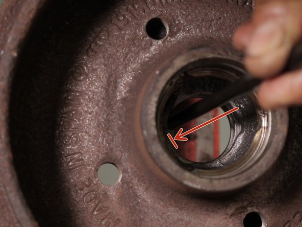 Placez votre chasse goupilles sur le bord large de l'ancienne cage et frappez au marteau pour la chasser