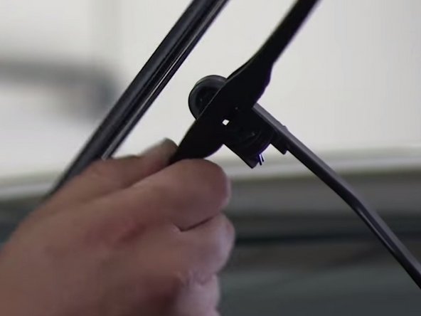 Réaliser la même opération pour le deuxième essuie-glace