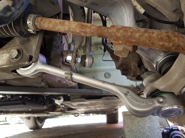 Utilisez la pince pour fixer l'agrafe du capteur des phares.