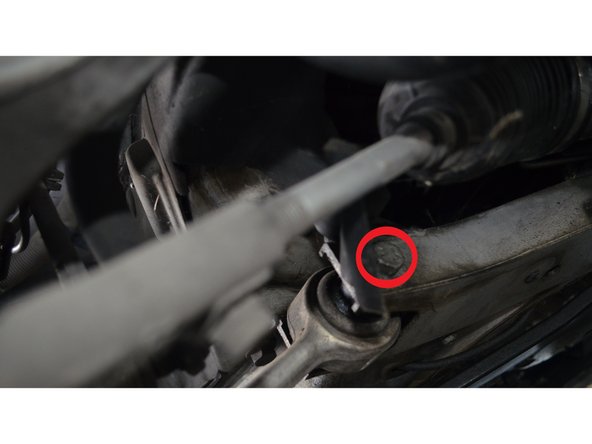 Il faut dévisser le boulon avec la rallonge à fourche de 18 sur l'écrou et avec une clé plate de 18 côté tête de boulon.