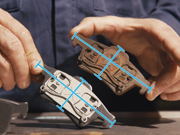 Comparer les dimensions et le système d'attache des nouvelles plaquettes avec les anciennes