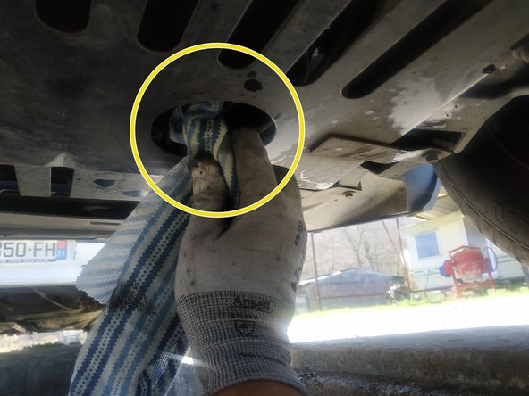 nettoyer le carter d'huile à l'aide d'un chiffon