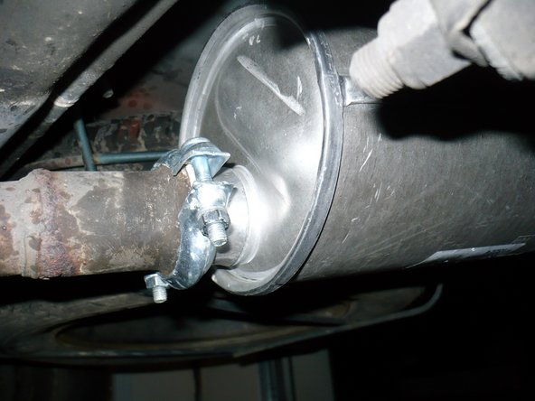 Installer le nouveau silencieux en remettant les silent blocs sur leurs supports.