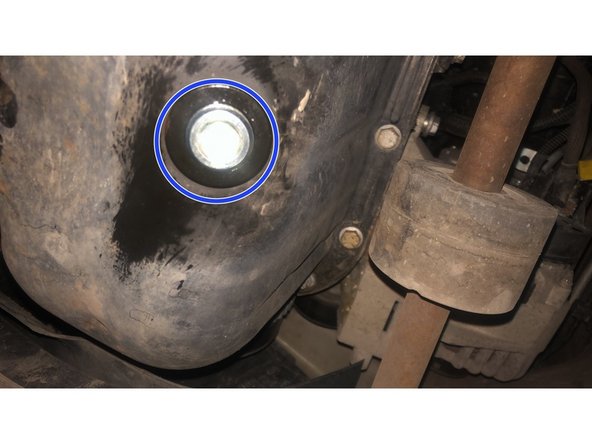 Replacer le nouvau bouchon et le serrer avec la clé allen de 12 mm