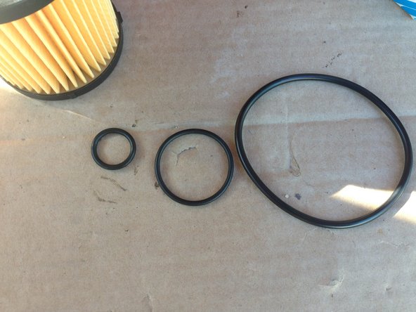 Monter les nouveaux joints toriques sur le filtre (deux sur le filtre, un sur le support)