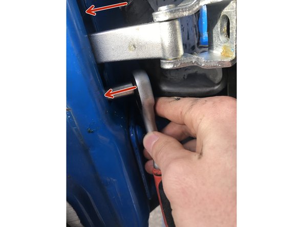 Insérer le nouveau cale porte dans son emplacement en passant par le bas de la porte.