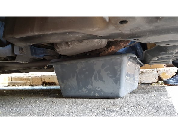 Placez votre bac de vidange sous le bouchon de vidange.