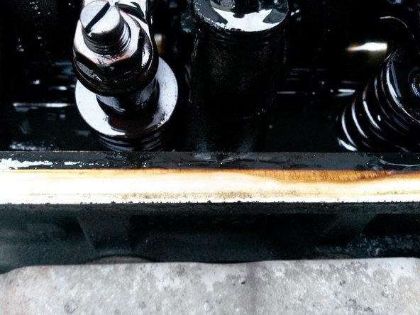 Nettoyer la portée de joint avec un chiffon non pelucheux propre. N'utiliser aucun produit, puis huiler la portée de joint