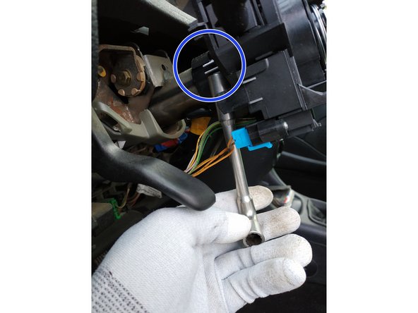 visser la vis du collier métallique avec la clé de 10mm