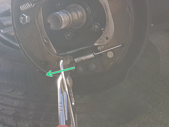 
Then you have to remove the retaining springs with their hexagonal cups. Still using a power strip, simply push the cups and make a quarter turn to unhook the rod. To be done on both springs.
