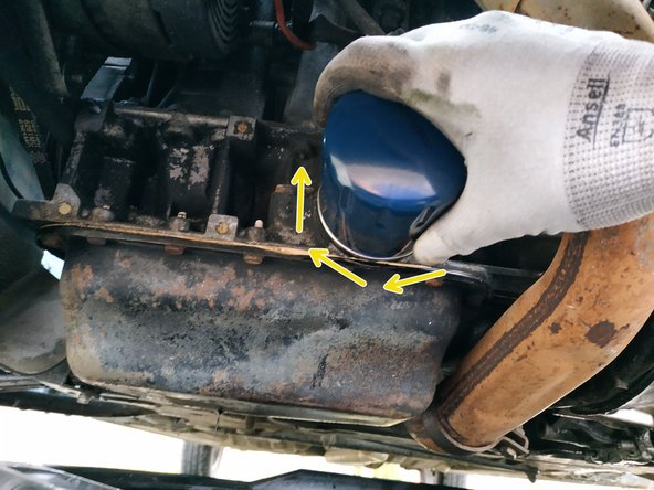 on le serre à la main aussi fort que possible mais il est préférable de ne pas utiliser la clé (ceci dit, si vous pensez ne pas avoir assez de force, serrez modérément avec la  clé à filtre)