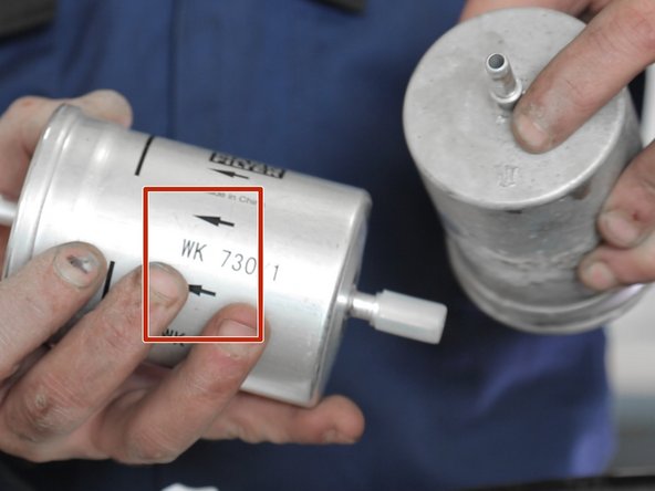 Les flèches inscrites sur le coté du filtre indiquent le sens du remontage du filtre à carburant