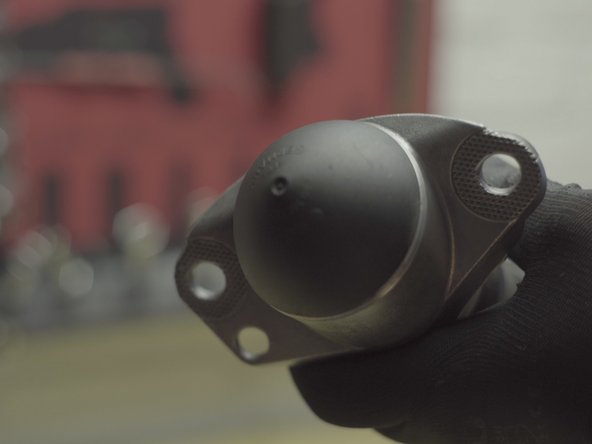 Replacer le cache sur la butée d'amortisseur