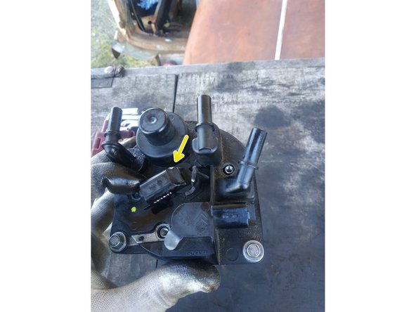 appuyer sur la prise électrique pour qu'elle descende