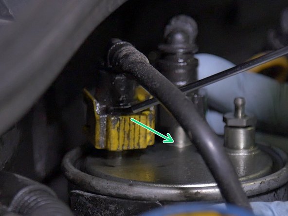 Déverrouiller avec un tournevis plat la languette