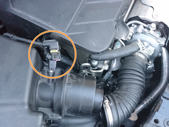 Débrancher la fiche électrique située sur la boite à air.