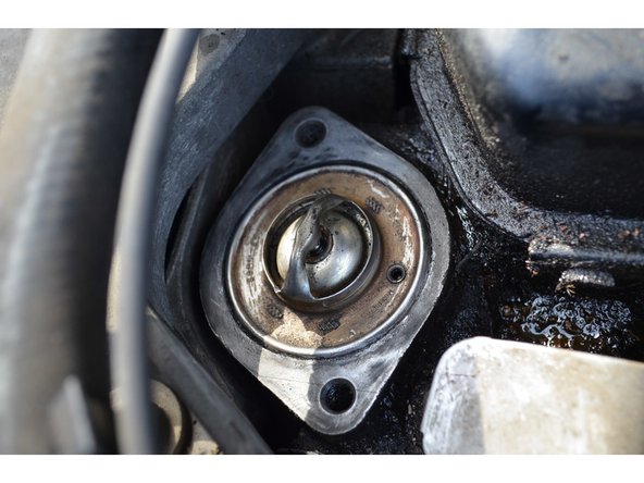 Laissez l'ancien thermostat en place et nettoyez le plan de joint à l'aide d'une lame de cutter.