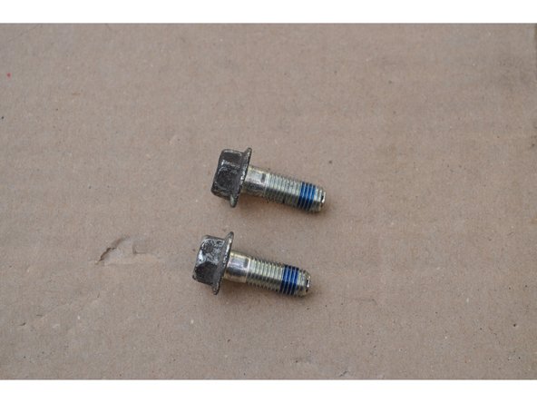 Utiliser les nouvelles vis de fixation ou mettre du frein filet sur celles d'origine