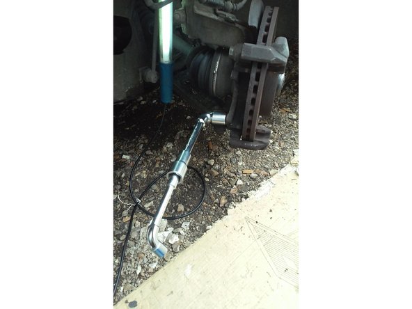 Desserrer et enlever les deux boulons avec une clé de 18 mm