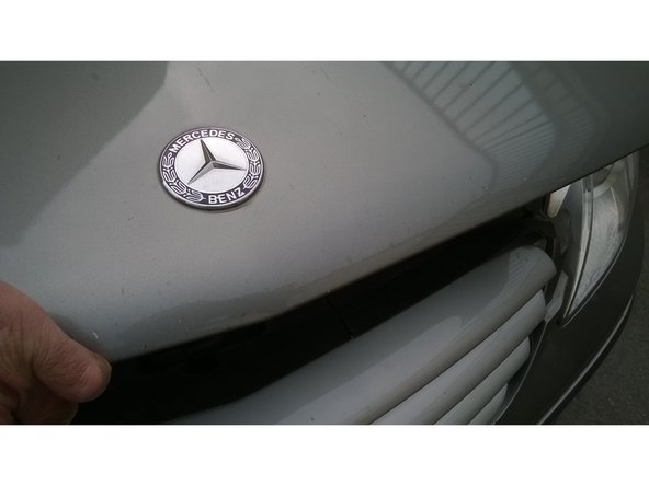 Lacher le capot à une hauteur de 20 cm environ pour le fermer.