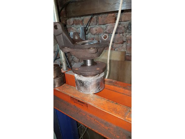 Si on prend la bague extérieur, cela n'ira pas car de l'autre coté, le moyeu va forcer sur la bague intérieur, et risquera de sortir et/ou d'être déformé