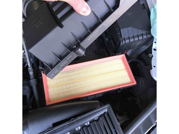 Remettez le filtre dans son logement en vérifiant qu'il est bien positionné et qu'il ne dépasse pas d'un côté