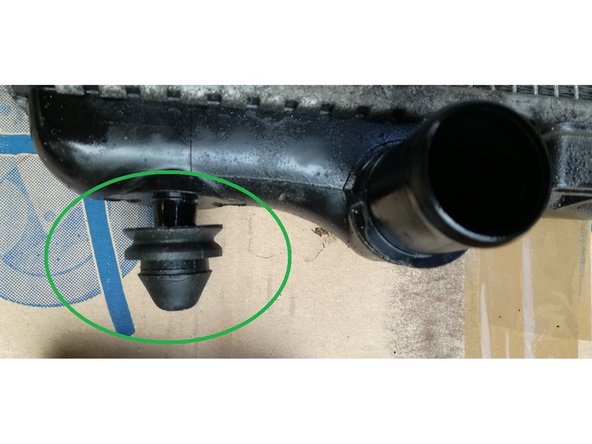 dévisser les 2 vis torx au niveau du ventillateur.