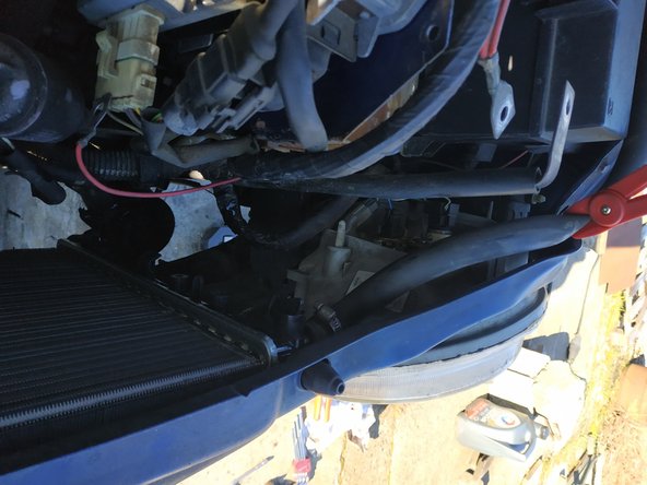 emmancher les 3 durites, serrer les colliers (clé de 7mm ou pince multiprise selon ce que vous avez) et retirer les pinces à clamper