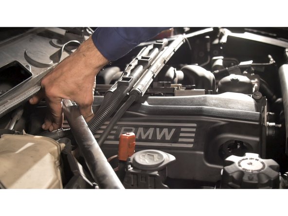 Glisser le cache moteur sous les supports de faisceaux et la barre de renfort